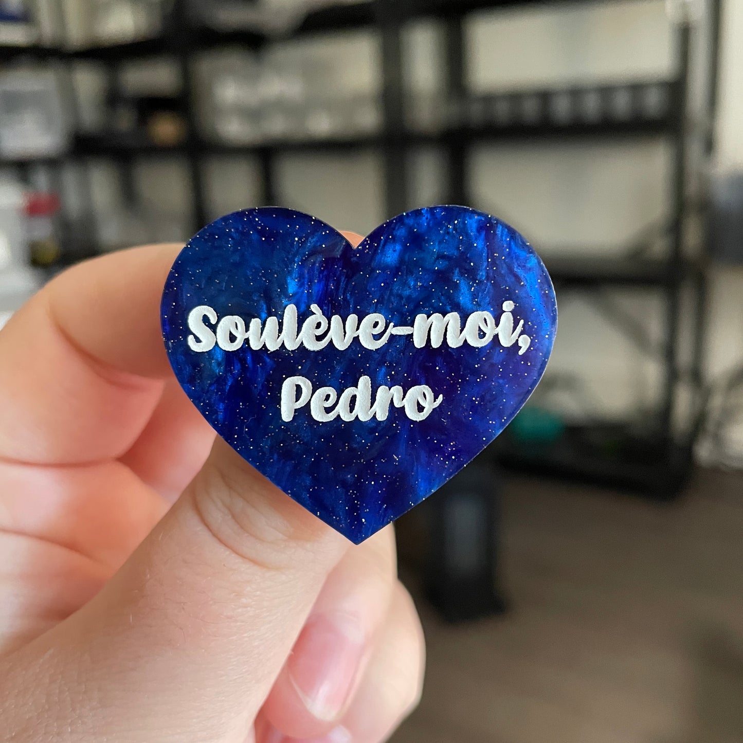 Broche "Soulève-moi Pedro" en acrylique marbrée bleue à paillettes
