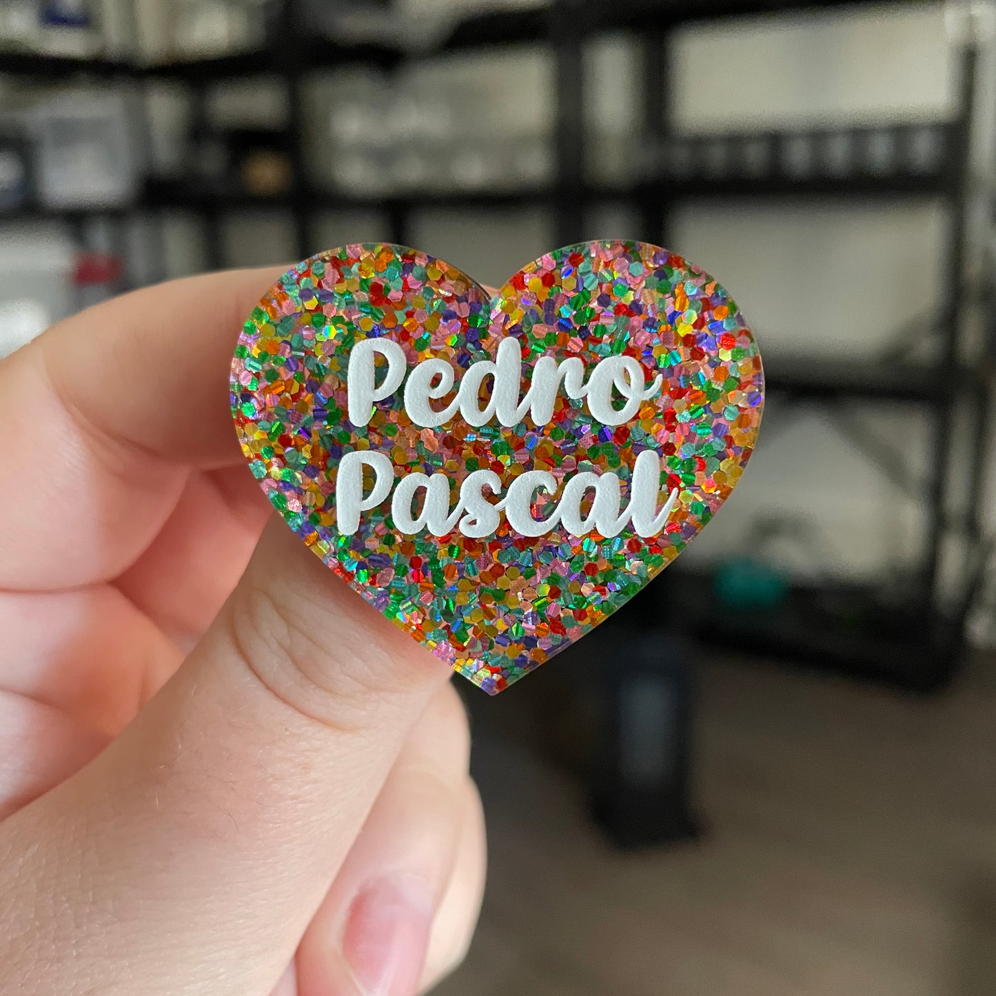 Broche "Pedro Pascal" en acrylique semi transparente avec des confettis multicolores