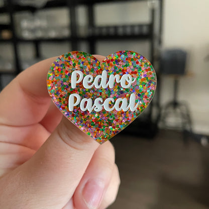 Broche "Pedro Pascal" en acrylique semi transparente avec des confettis multicolores