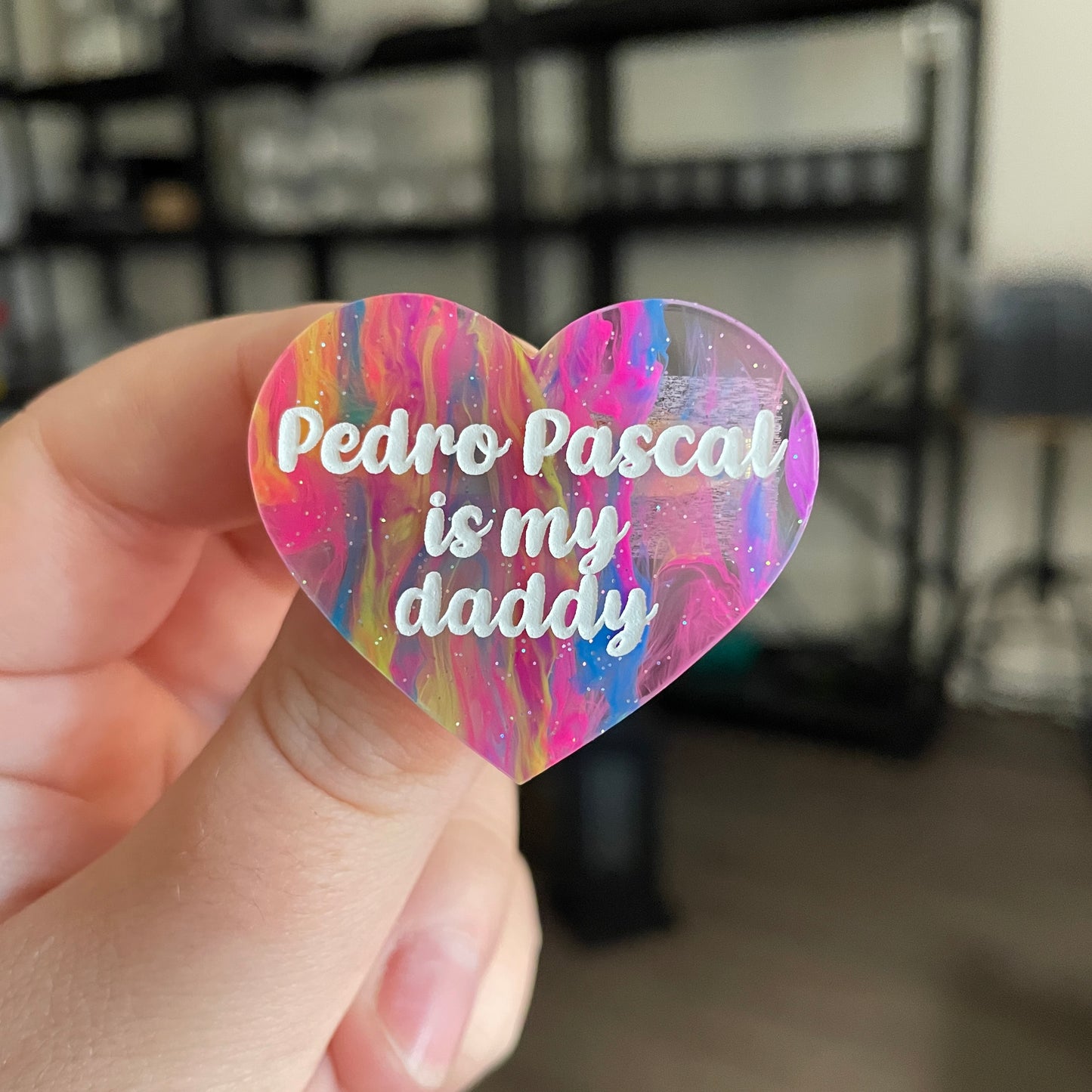 Broche "Pedro Pascal is my daddy" en acrylique semi transparente marbrée multicolore