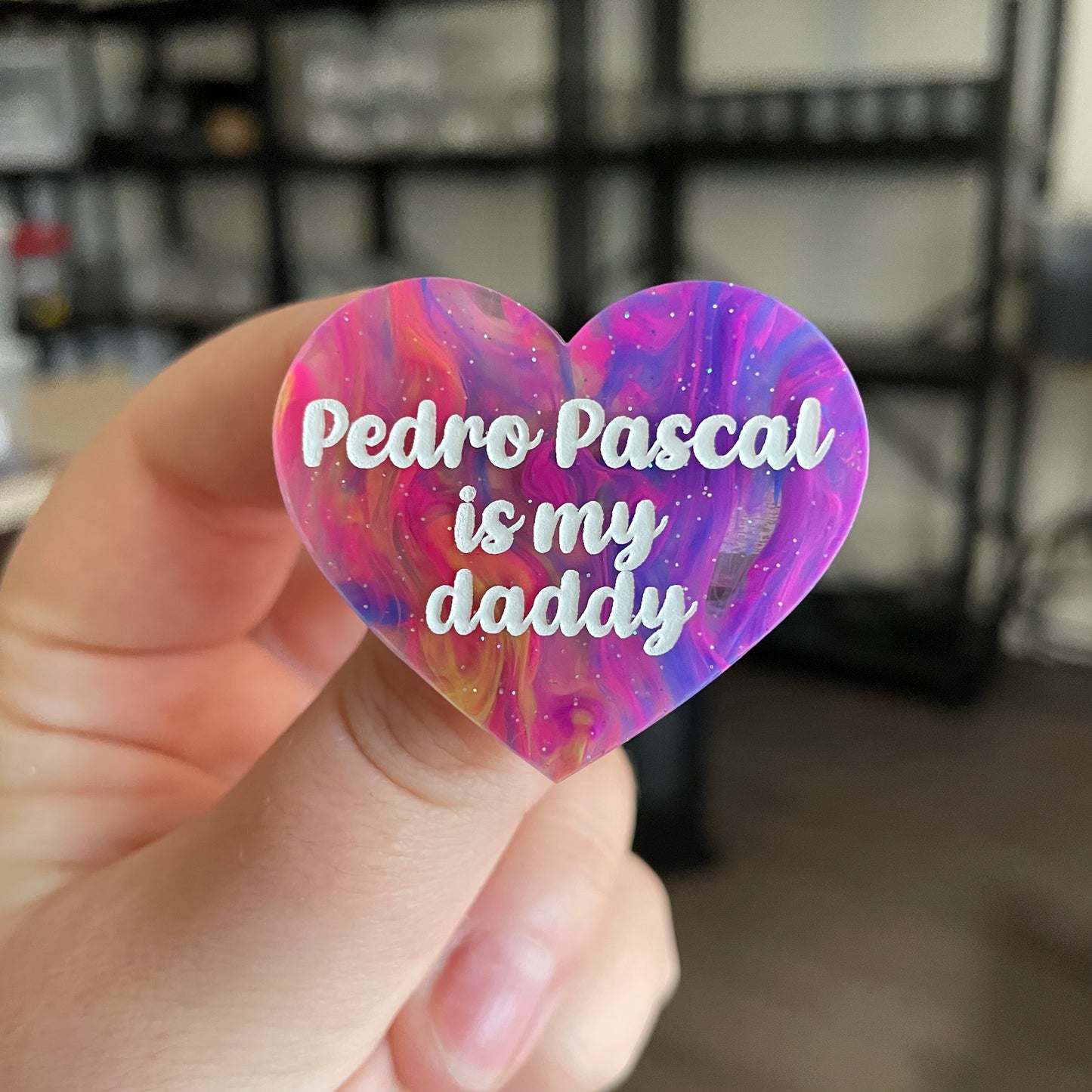 Broche "Pedro Pascal is my daddy" en acrylique semi transparente marbrée multicolore