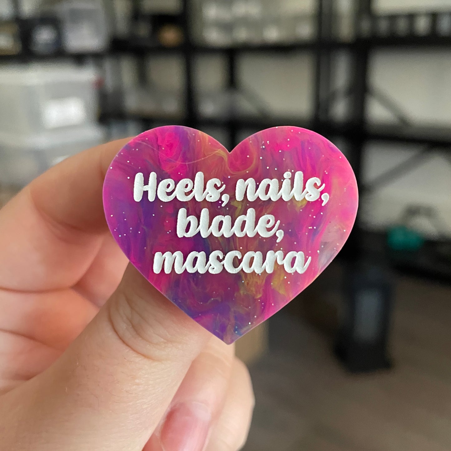 [CONTRÔLE TECHNIQUE] Broche "Heels, nails, blade, mascara" en acrylique semi transparente marbrée multicolore