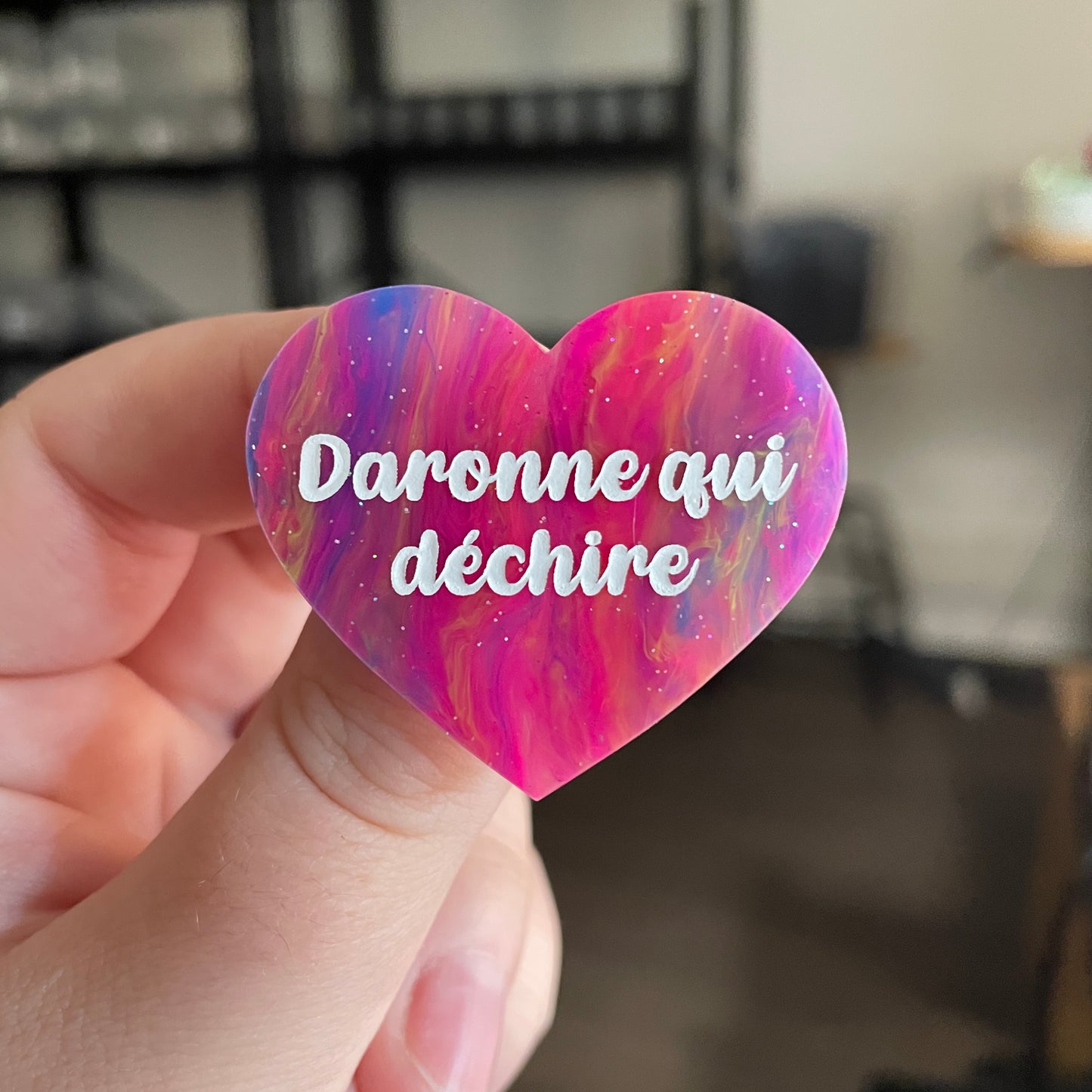 [CONTRÔLE TECHNIQUE] Broche "Daronne qui déchire" en acrylique semi transparente marbrée multicolore