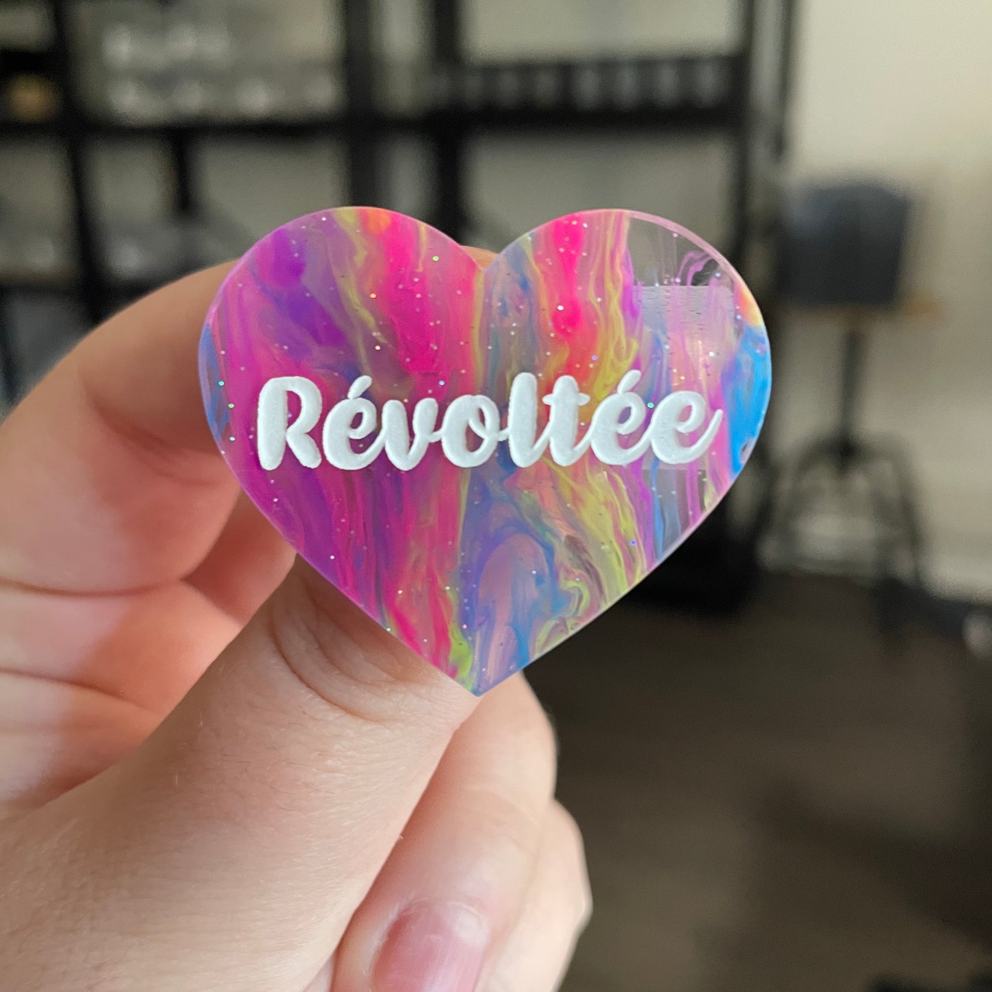 [CONTRÔLE TECHNIQUE] Broche "Révoltée" en acrylique semi transparente marbrée multicolore