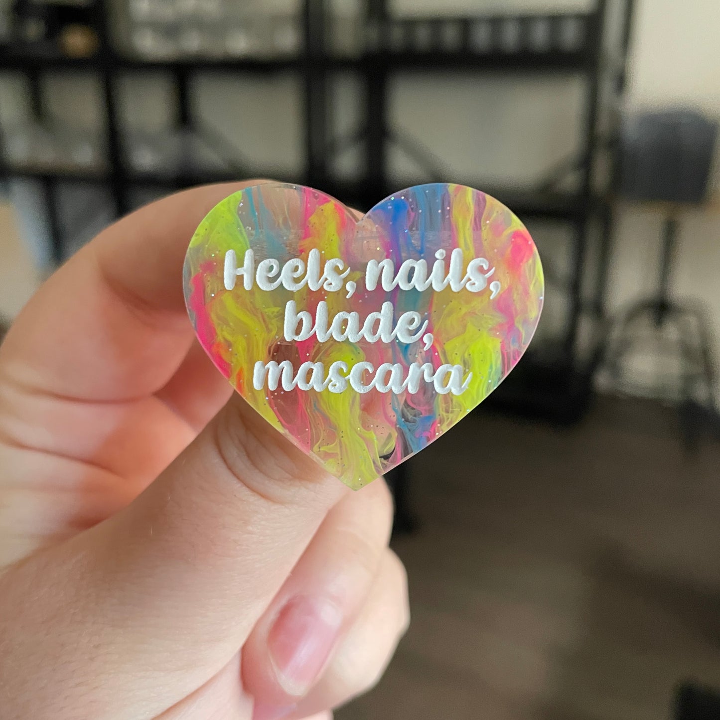 [CONTRÔLE TECHNIQUE] Broche "Heels, nails, blade, mascara" en acrylique semi transparente marbrée multicolore