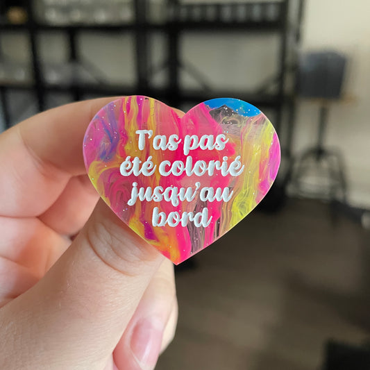 [CONTRÔLE TECHNIQUE] Broche "T'as pas été colorié jusqu'au bord" en acrylique semi transparente marbrée multicolore