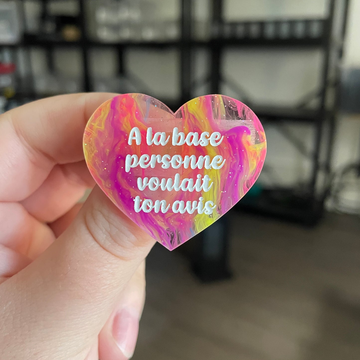 [CONTRÔLE TECHNIQUE] Broche "A la base personne voulait ton avis" en acrylique semi transparente marbrée multicolore