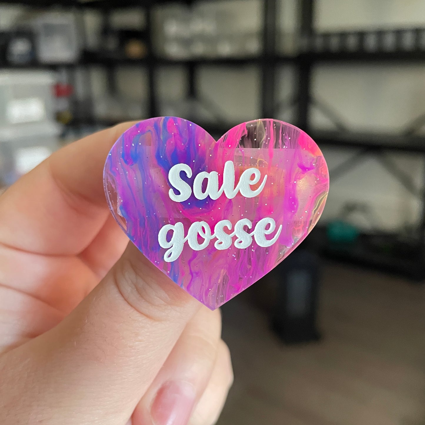 [CONTRÔLE TECHNIQUE] Broche "Sale gosse" en acrylique semi transparente marbrée multicolore