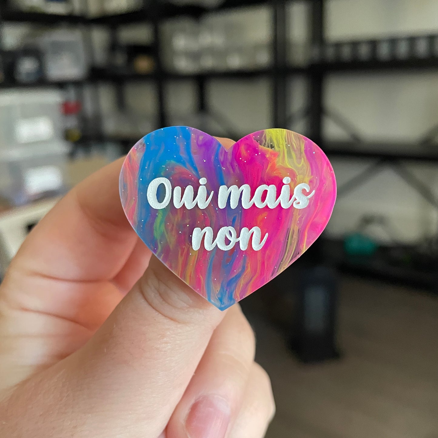 [CONTRÔLE TECHNIQUE] Broche "Oui mais non" en acrylique semi transparente marbrée multicolore