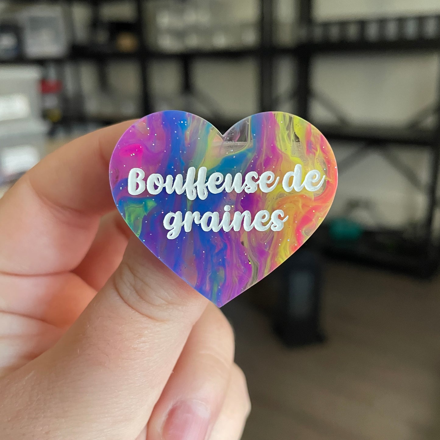 [CONTRÔLE TECHNIQUE] Broche "Bouffeuse de graines" en acrylique semi transparente marbrée multicolore