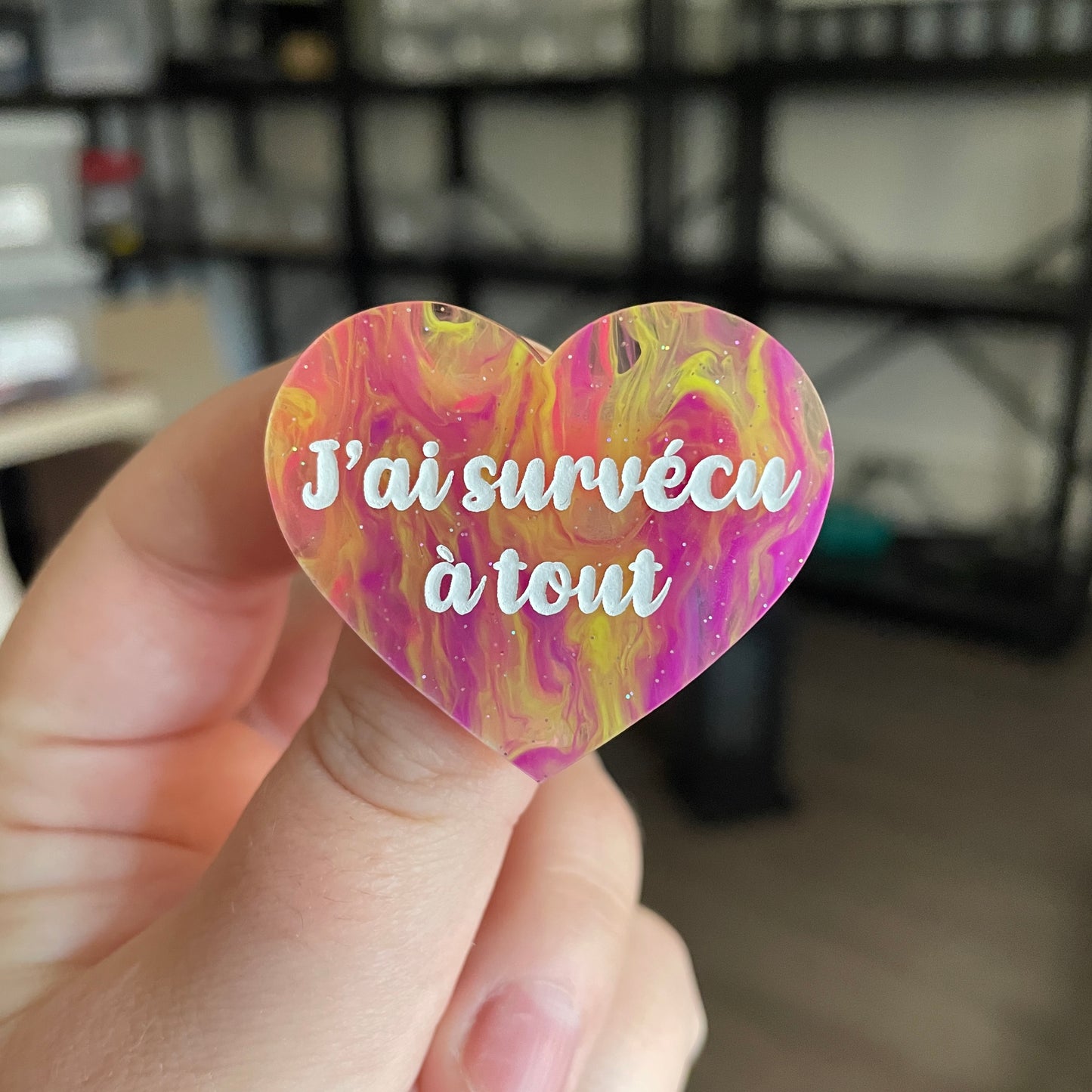 [CONTRÔLE TECHNIQUE] Broche "J'ai survécu à tout" en acrylique semi transparente marbrée multicolore