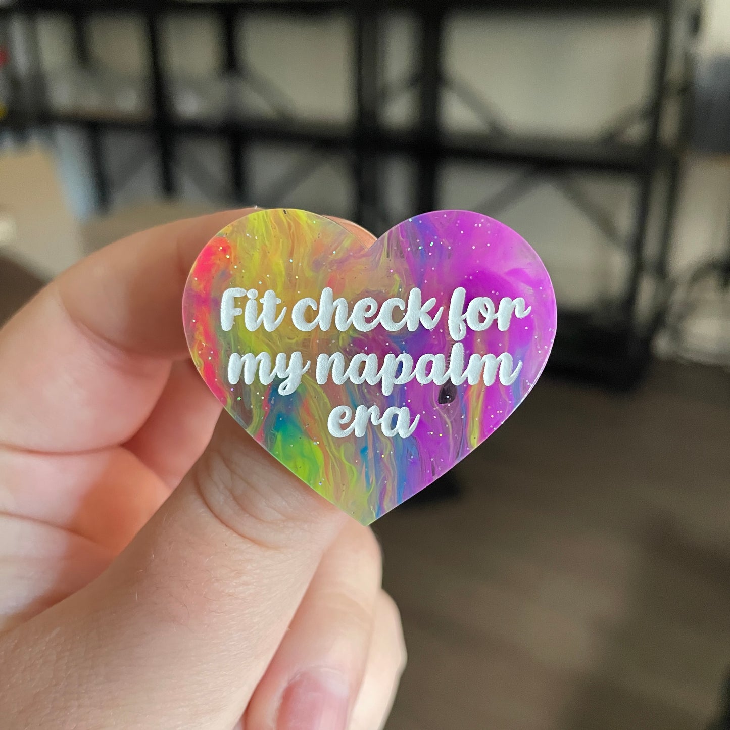 [CONTRÔLE TECHNIQUE] Broche "Fit check for my napalm era" en acrylique semi transparente marbrée multicolore