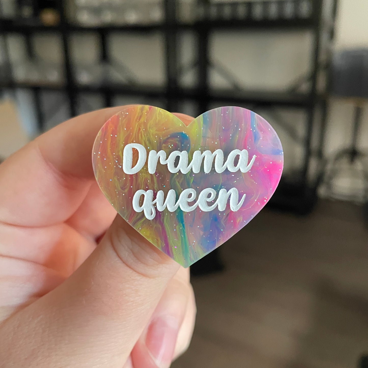 [CONTRÔLE TECHNIQUE] Broche "Drama queen" en acrylique semi transparente marbrée multicolore