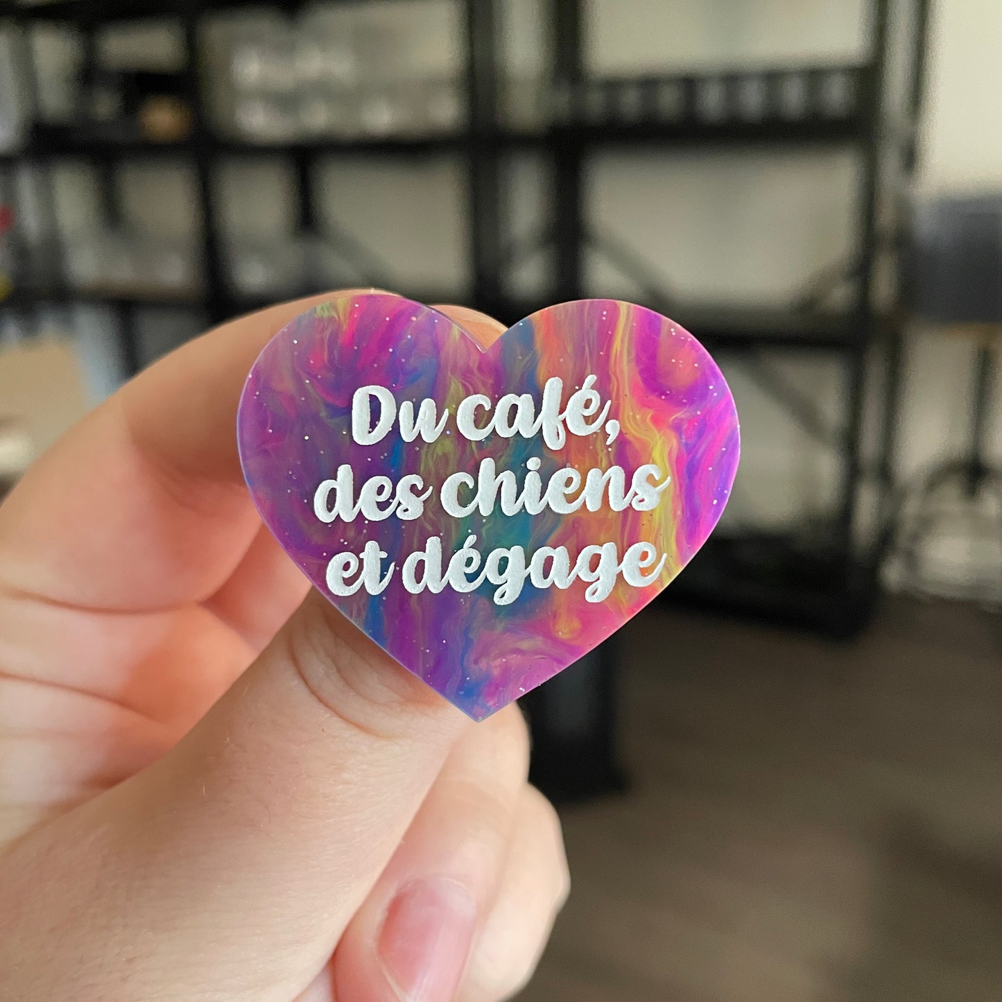 [CONTRÔLE TECHNIQUE] Broche "Du café, des chiens et dégage" en acrylique semi transparente marbrée multicolore