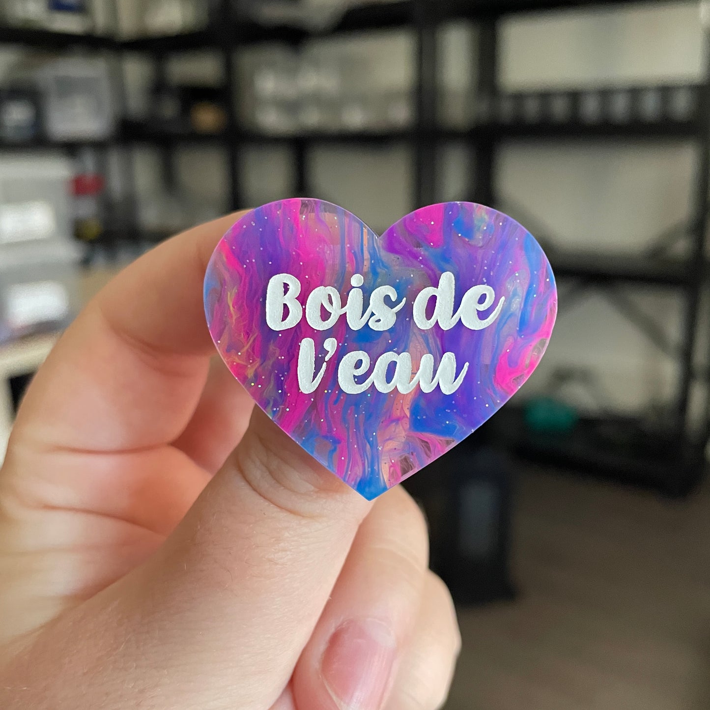 [CONTRÔLE TECHNIQUE] Broche "Bois de l'eau" en acrylique semi transparente marbrée multicolore