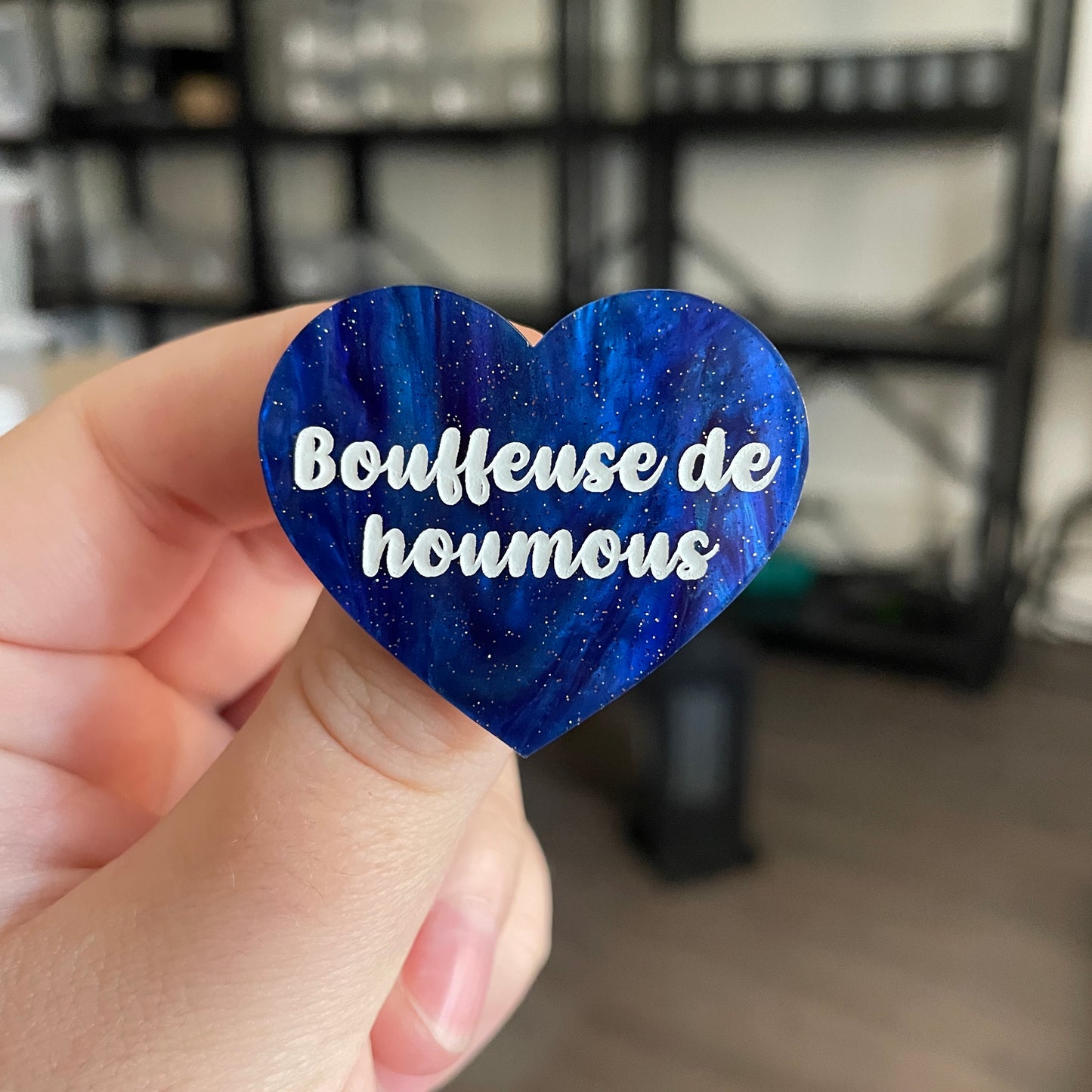 [CONTRÔLE TECHNIQUE] Broche "Bouffeuse de houmous" en acrylique marbrée bleue à paillettes