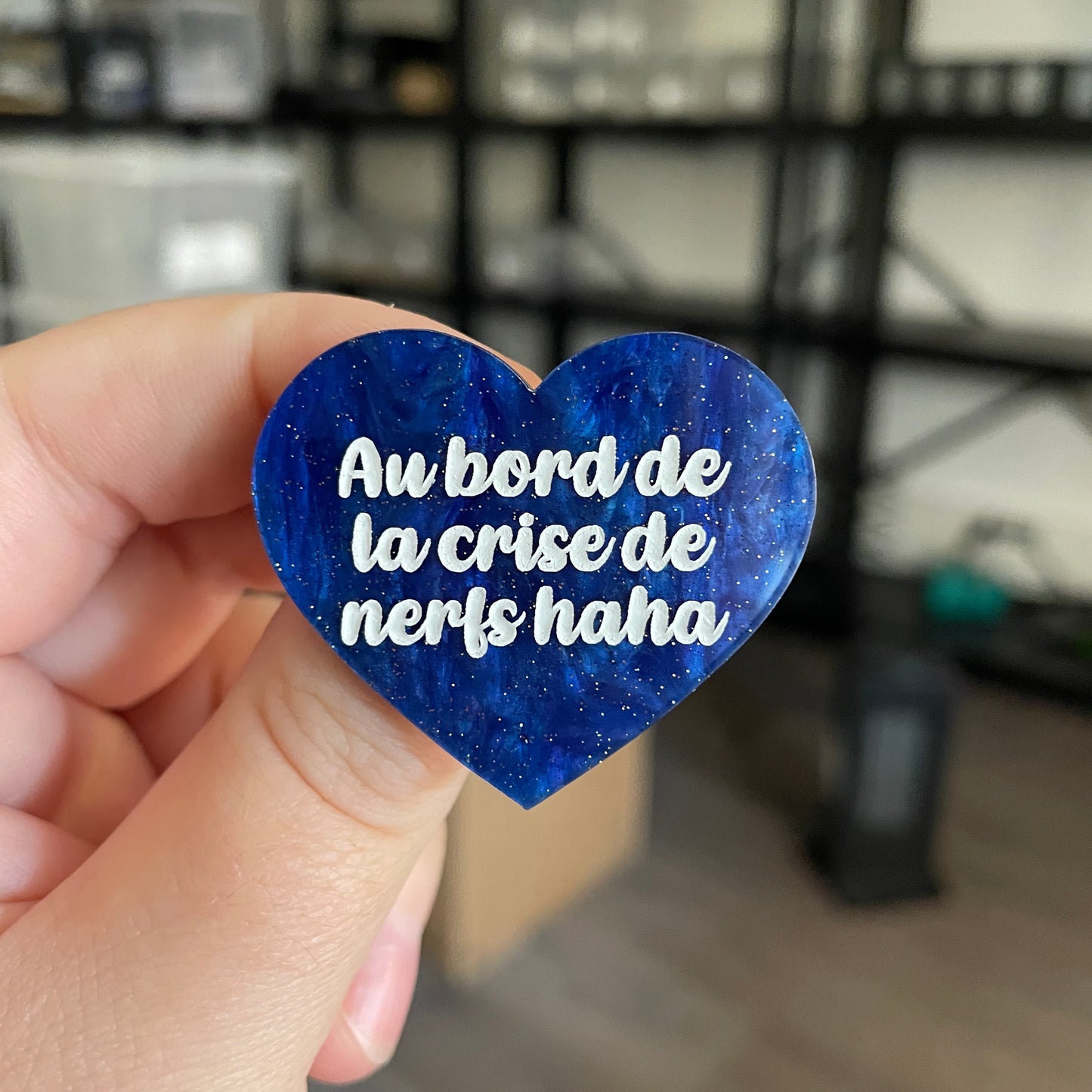 [CONTRÔLE TECHNIQUE] Broche "Au bord de la crise de nerfs haha" en acrylique marbrée bleue à paillettes