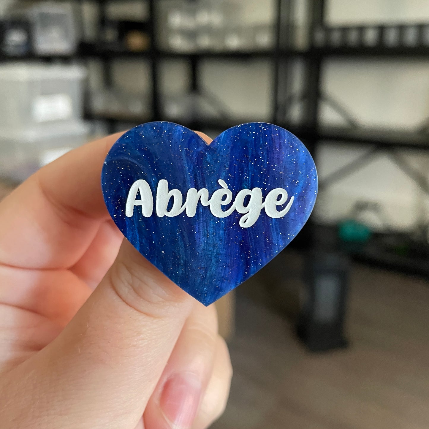 [CONTRÔLE TECHNIQUE] Broche "Abrège" en acrylique marbrée bleue à paillettes