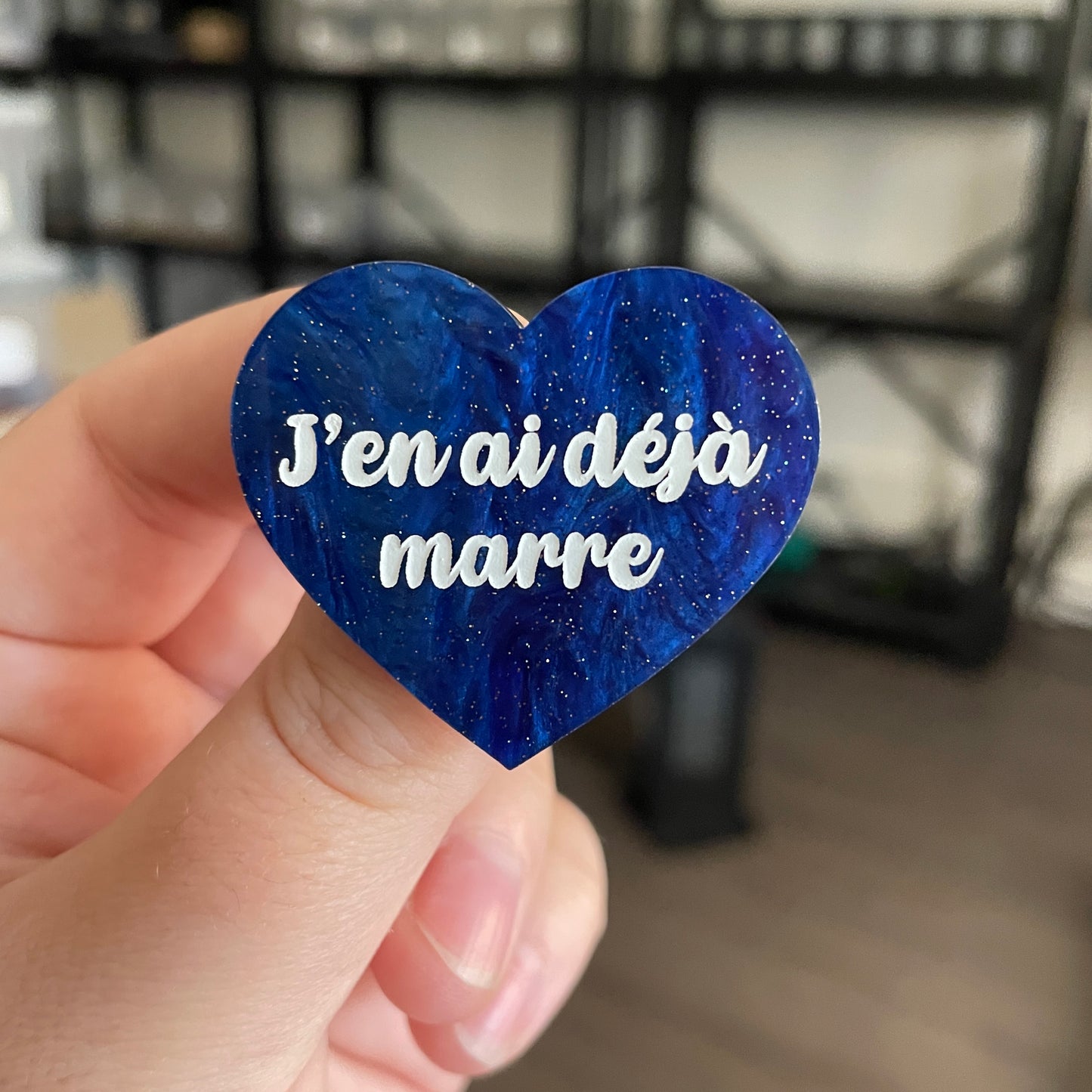 [CONTRÔLE TECHNIQUE] Broche "J'en ai déjà marre" en acrylique marbrée bleue à paillettes