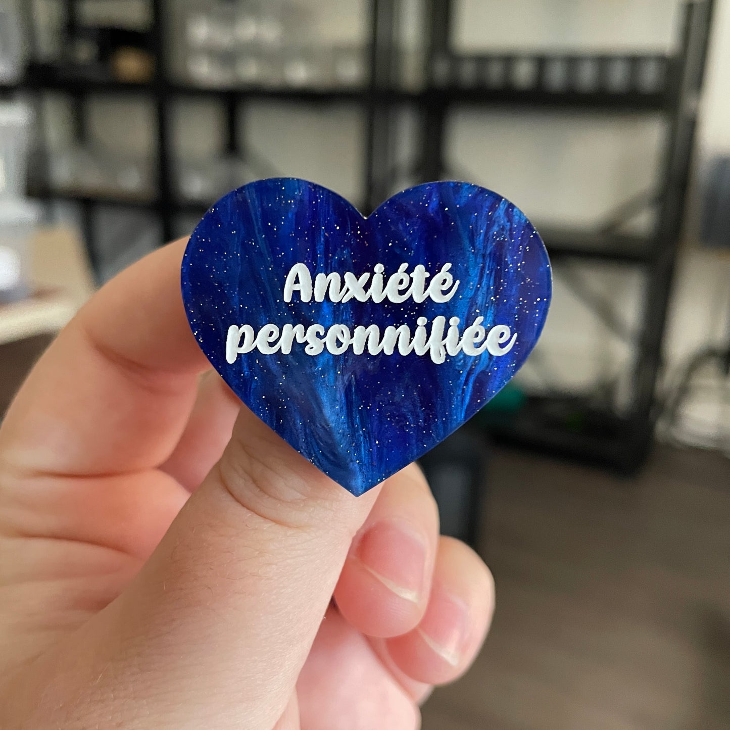 [CONTRÔLE TECHNIQUE] Broche "Anxiété personnifiée" en acrylique marbrée bleue à paillettes