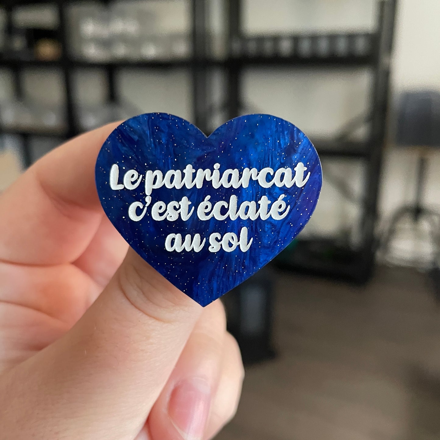 [CONTRÔLE TECHNIQUE] Broche "Le patriarcat c'est éclaté au sol" en acrylique marbrée bleue à paillettes