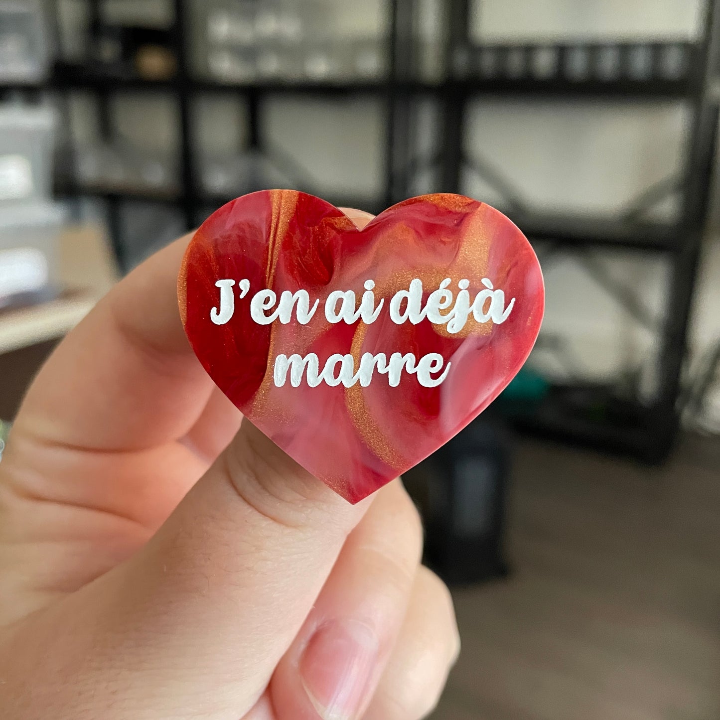 [CONTRÔLE TECHNIQUE] Broche "J'en ai déjà marre" en acrylique marbrée rouge, blanche et dorée