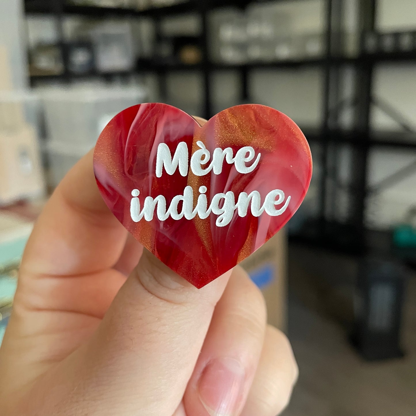 [CONTRÔLE TECHNIQUE] Broche "Mère indigne" en acrylique marbrée rouge, blanche et dorée