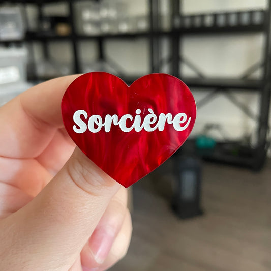 [CONTRÔLE TECHNIQUE] Broche "Sorcière" en acrylique marbrée rouge