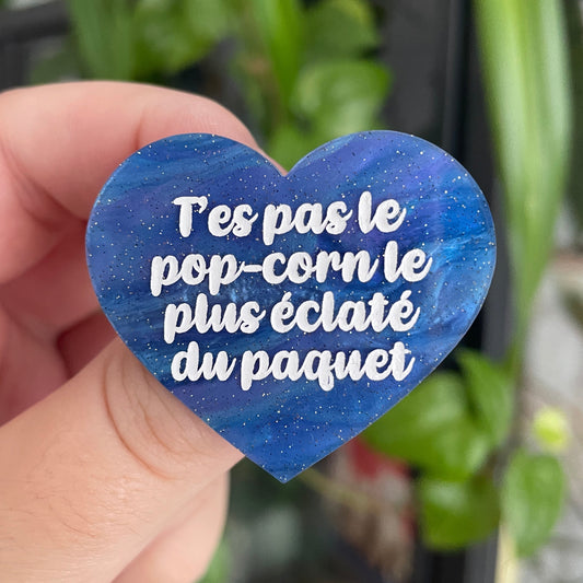 Broche "T'es pas le pop-corn le plus éclaté du paquet" en acrylique marbrée bleue à paillettes