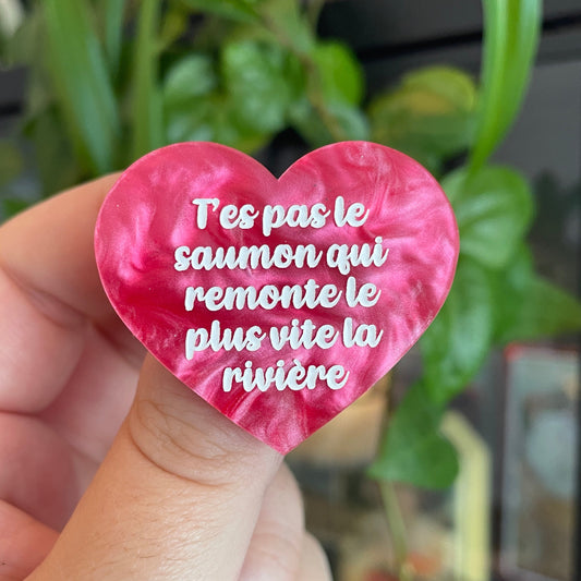 Broche "T'es pas le saumon qui remonte le plus vite la rivière" en acrylique marbrée rose