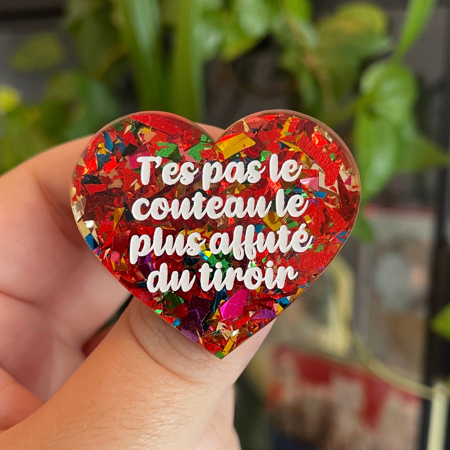 Broche "T'es pas le couteau le plus affuté du tiroir" en acrylique avec des éclats de confettis rouges et multicolores