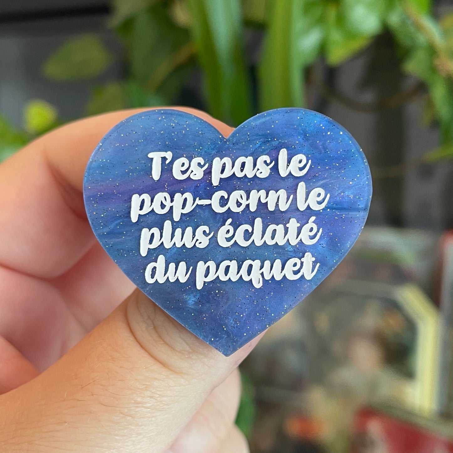 Broche "T'es pas le pop-corn le plus éclaté du paquet" en acrylique marbrée bleue à paillettes