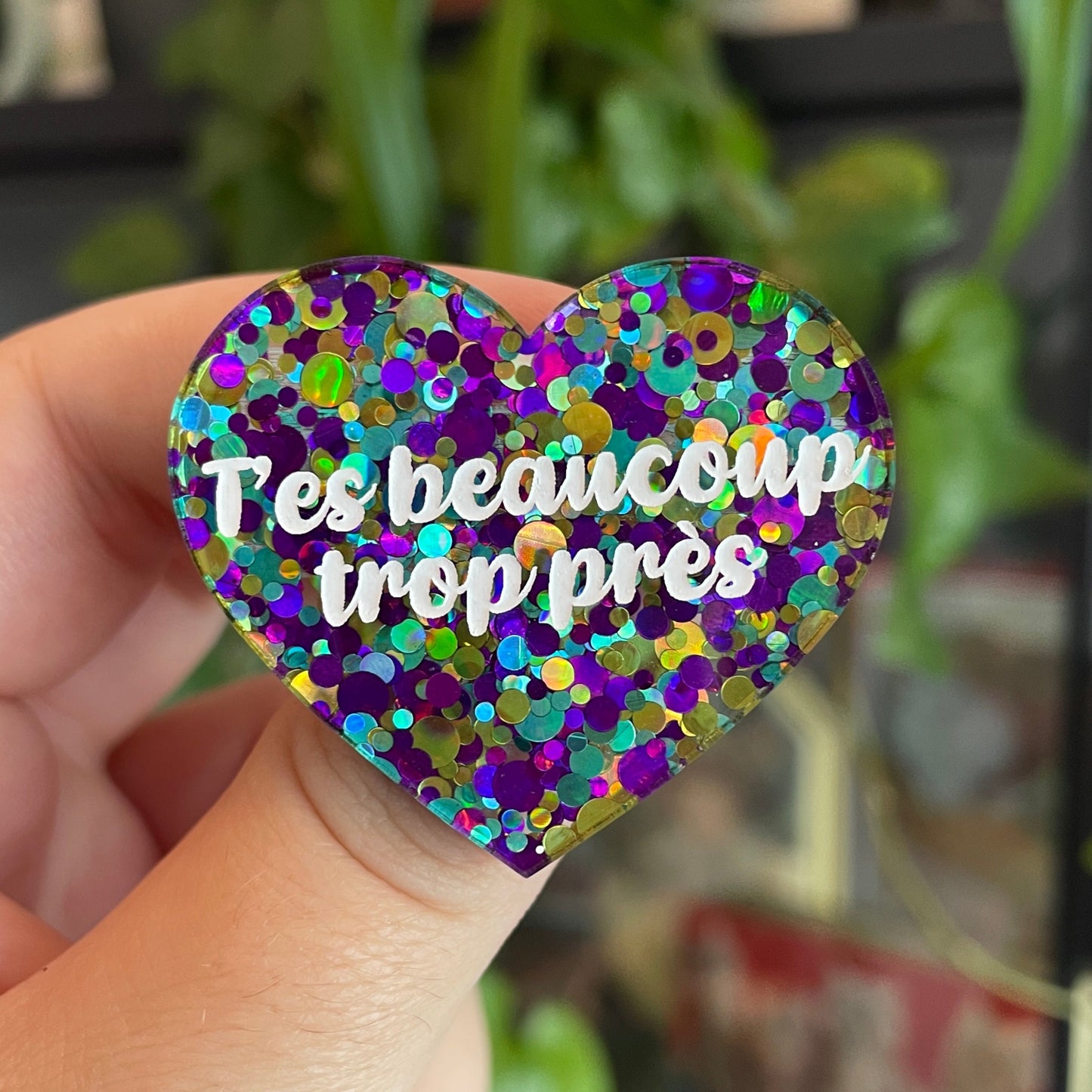 Broche "T'es beaucoup trop près" en acrylique semi-transparente à pois jaunes, bleus et violets