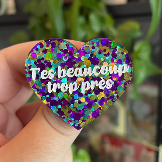 Broche "T'es beaucoup trop près" en acrylique semi-transparente à pois jaunes, bleus et violets
