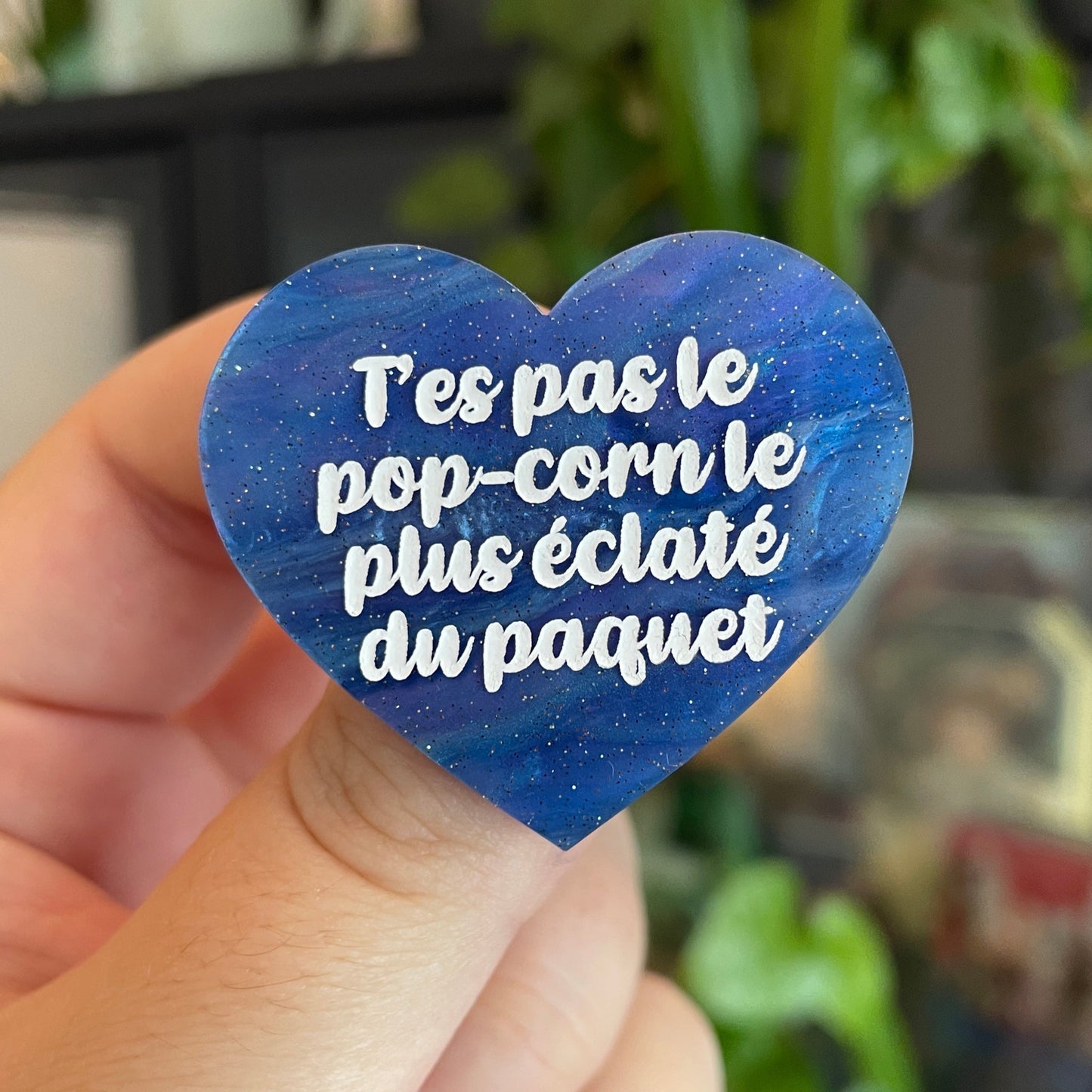 Broche "T'es pas le pop-corn le plus éclaté du paquet" en acrylique marbrée bleue à paillettes