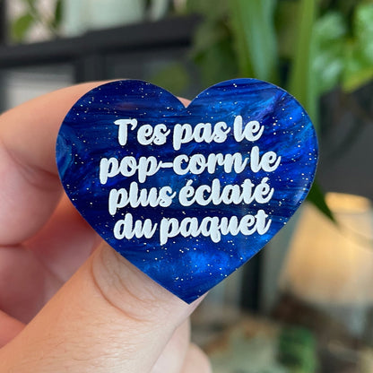 Broche "T'es pas le pop-corn le plus éclaté du paquet" en acrylique marbrée bleue à paillettes