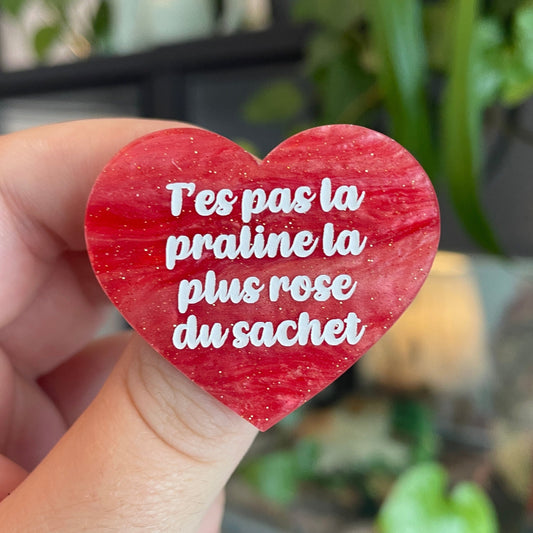 [CONTRÔLE TECHNIQUE] Broche "T'es pas la praline la plus rose du sachet" en acrylique marbrée rose à paillettes