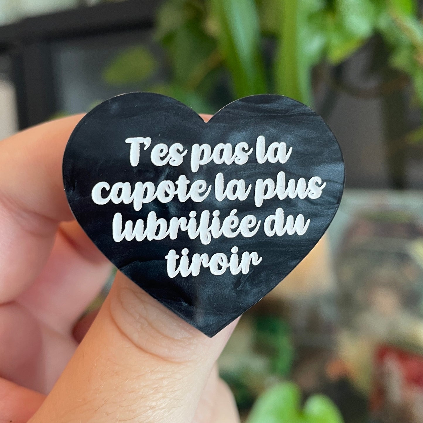 Broche "T'es pas la capote la plus lubrifiée du tiroir" en acrylique marbrée noire