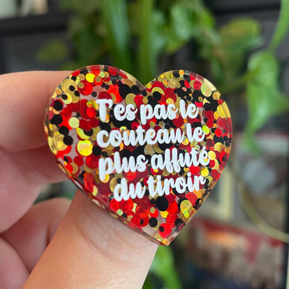 Broche "T'es pas le couteau le plus affuté du tiroir" en acrylique semi-transparente avec des pois rouges, jaunes et noirs