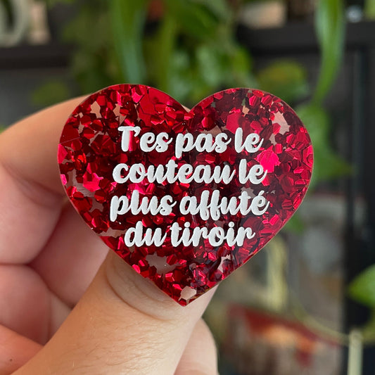 Broche "T'es pas le couteau le plus affuté du tiroir" en acrylique semi-transparente avec des confettis rouges