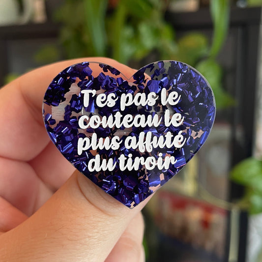 Broche "T'es pas le couteau le plus affuté du tiroir" en acrylique semi-transparente avec des confettis bleus