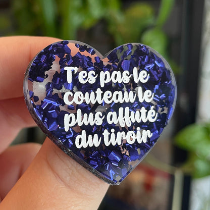 Broche "T'es pas le couteau le plus affuté du tiroir" en acrylique semi-transparente avec des confettis bleus