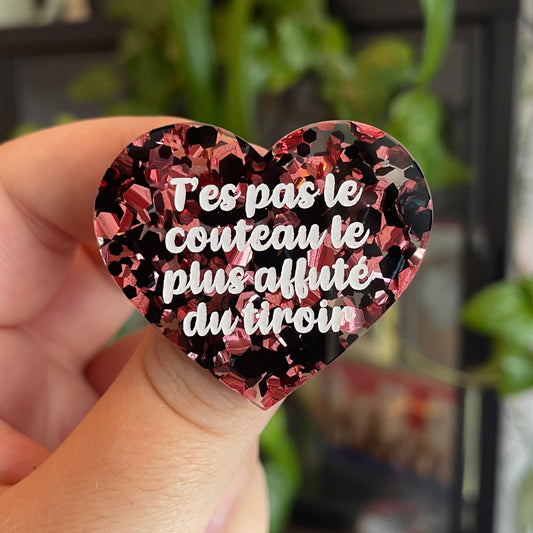 Broche "T'es pas le couteau le plus affuté du tiroir" en acrylique semi-transparente avec des confettis rose gold et noirs