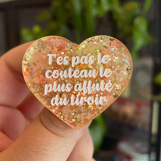 Broche "T'es pas le couteau le plus affuté du tiroir" en acrylique semi-transparente avec des pois oranges