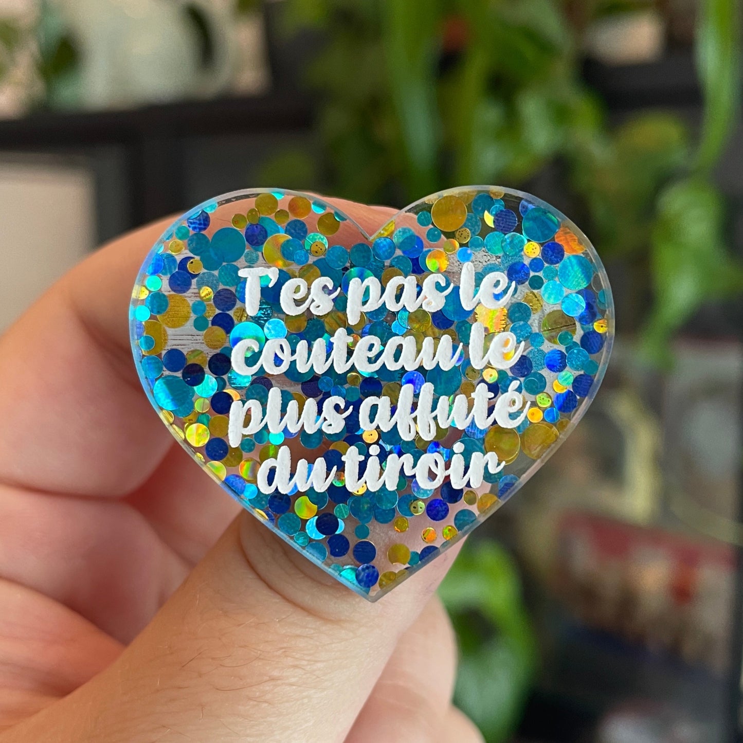 Broche "T'es pas le couteau le plus affuté du tiroir" en acrylique semi-transparente avec des pois bleus et jaunes