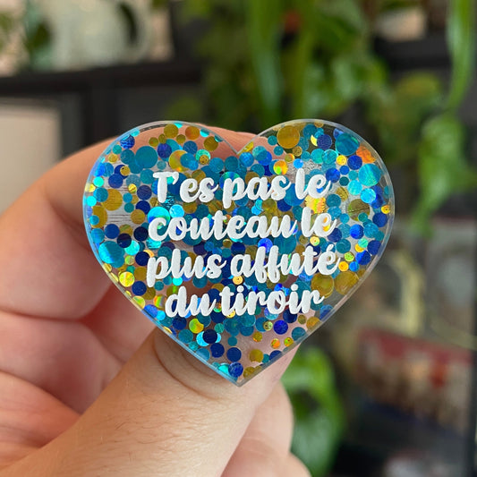 Broche "T'es pas le couteau le plus affuté du tiroir" en acrylique semi-transparente avec des pois bleus et jaunes