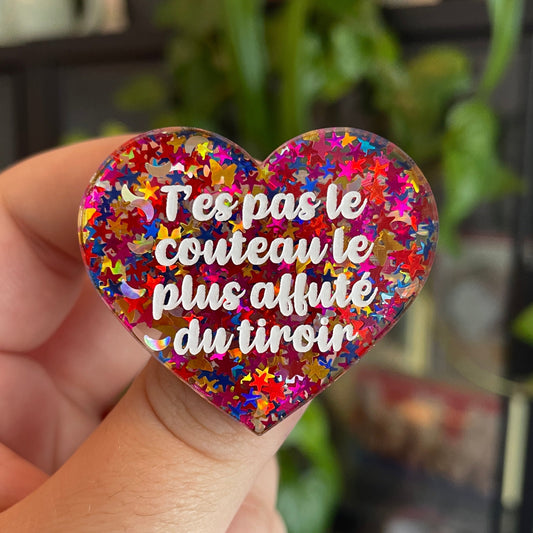 Broche "T'es pas le couteau le plus affuté du tiroir" en acrylique semi-transparente avec des confettis multicolores