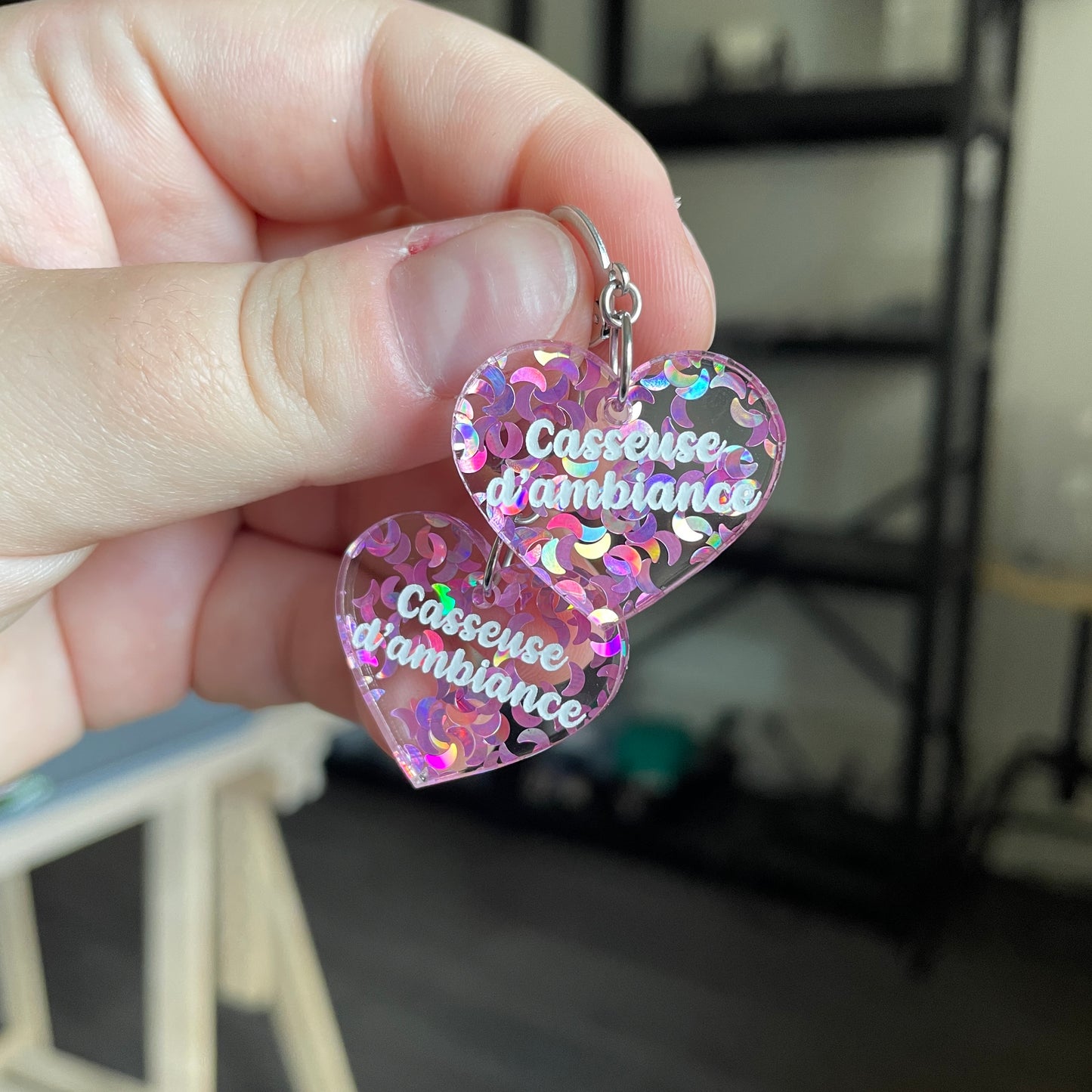 Petites boucles d'oreilles coeurs pendantes "Casseuse d'ambiance" en acrylique transparente avec des confettis lunes roses