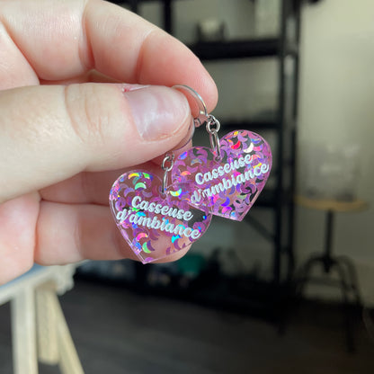 Petites boucles d'oreilles coeurs pendantes "Casseuse d'ambiance" en acrylique transparente avec des confettis lunes roses
