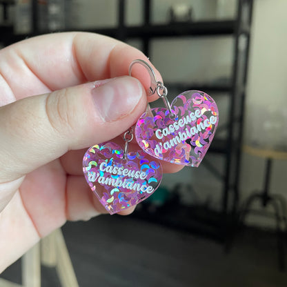 Petites boucles d'oreilles coeurs pendantes "Casseuse d'ambiance" en acrylique transparente avec des confettis lunes roses